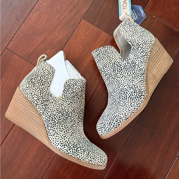 NWT and Box Toms Kallie Wedge Bootie - Picture 4 of 12
